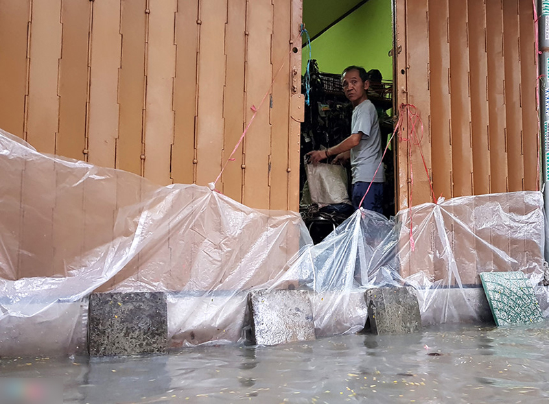 Xe cộ chết máy, ngã nhào khi triều cường gây ngập trung tâm Sài Gòn